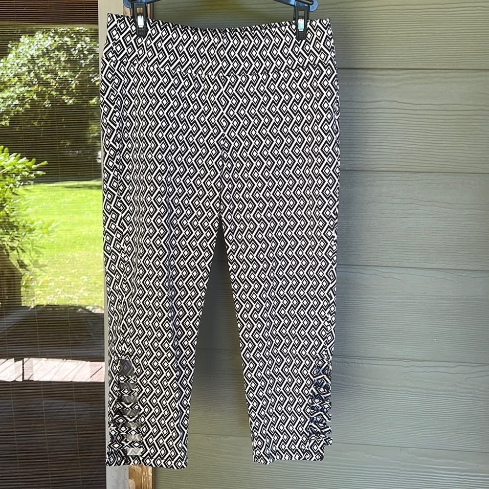 Venus Pull On Geometric Print Capri Pants